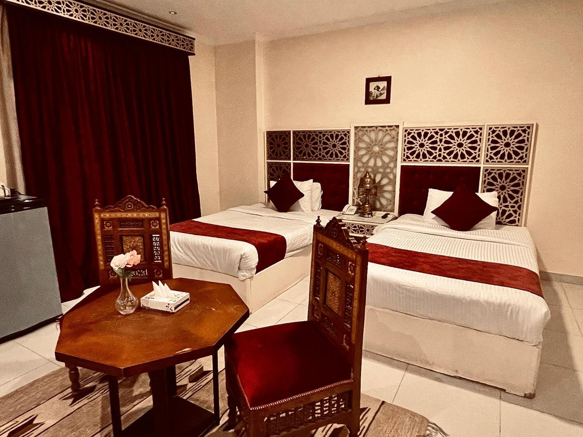 PYRAMIDS TOWER Inn Nazlet el-Sisi Bagian luar foto