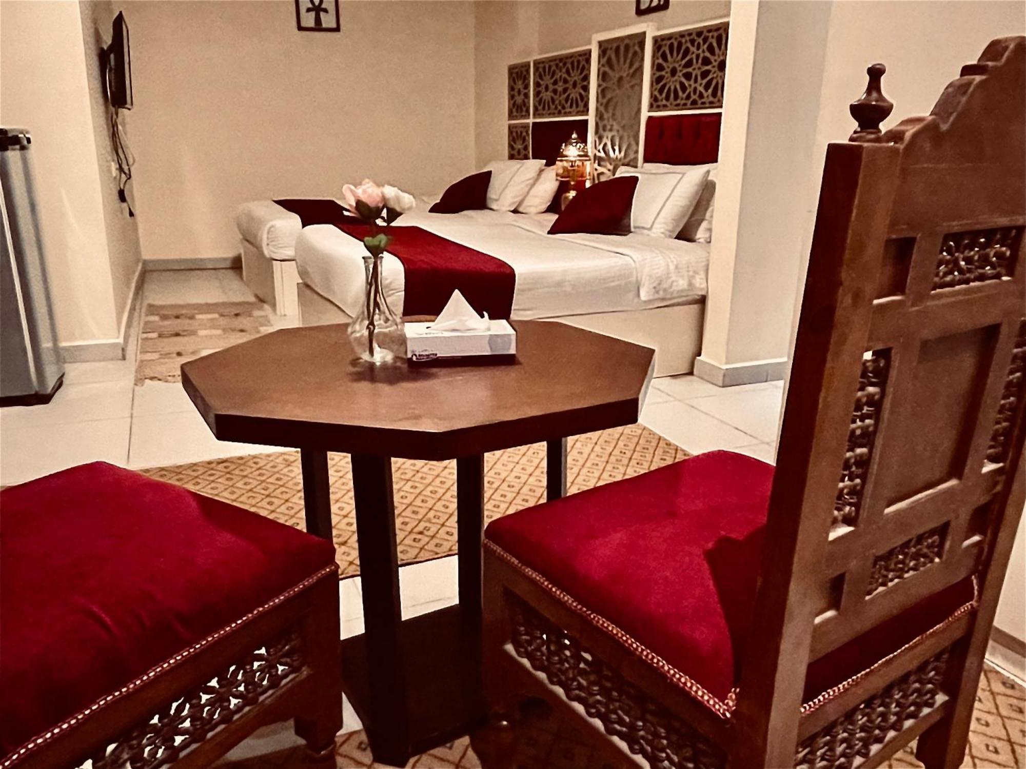 PYRAMIDS TOWER Inn Nazlet el-Sisi Bagian luar foto