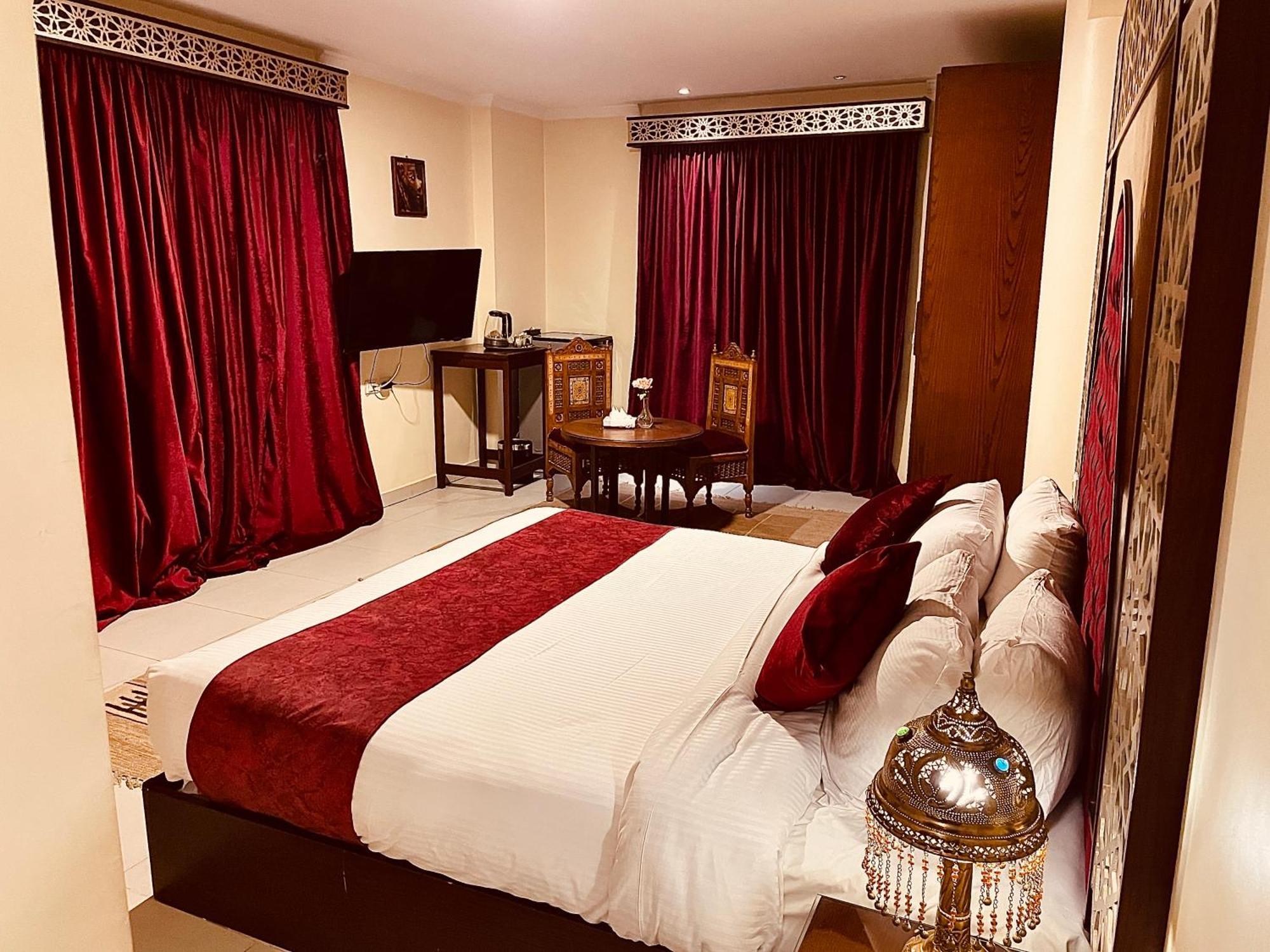 PYRAMIDS TOWER Inn Nazlet el-Sisi Bagian luar foto
