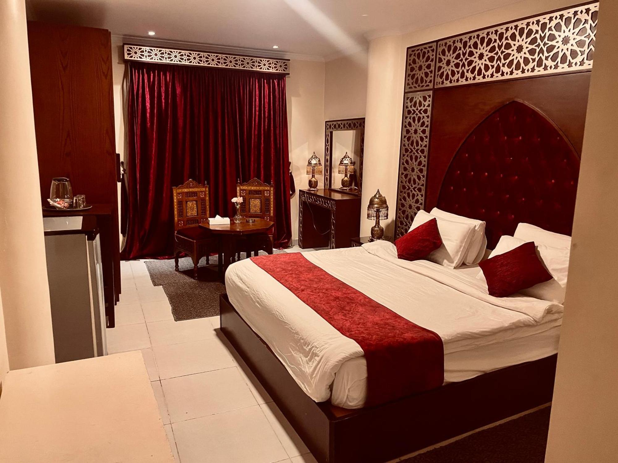 PYRAMIDS TOWER Inn Nazlet el-Sisi Bagian luar foto