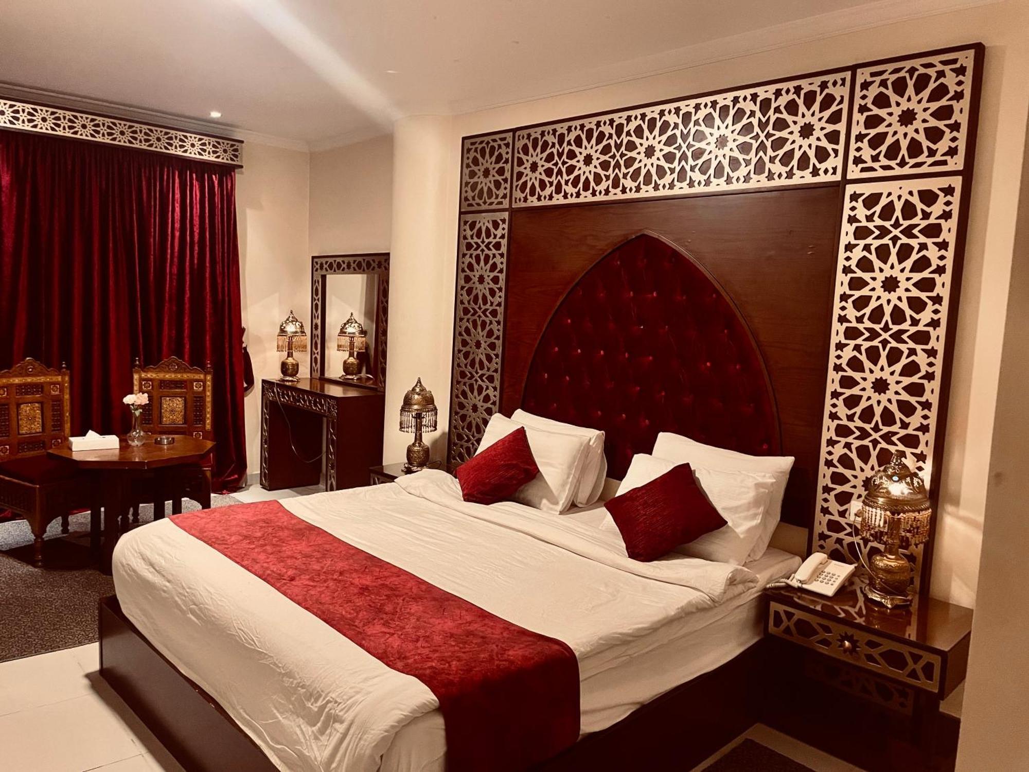 PYRAMIDS TOWER Inn Nazlet el-Sisi Bagian luar foto