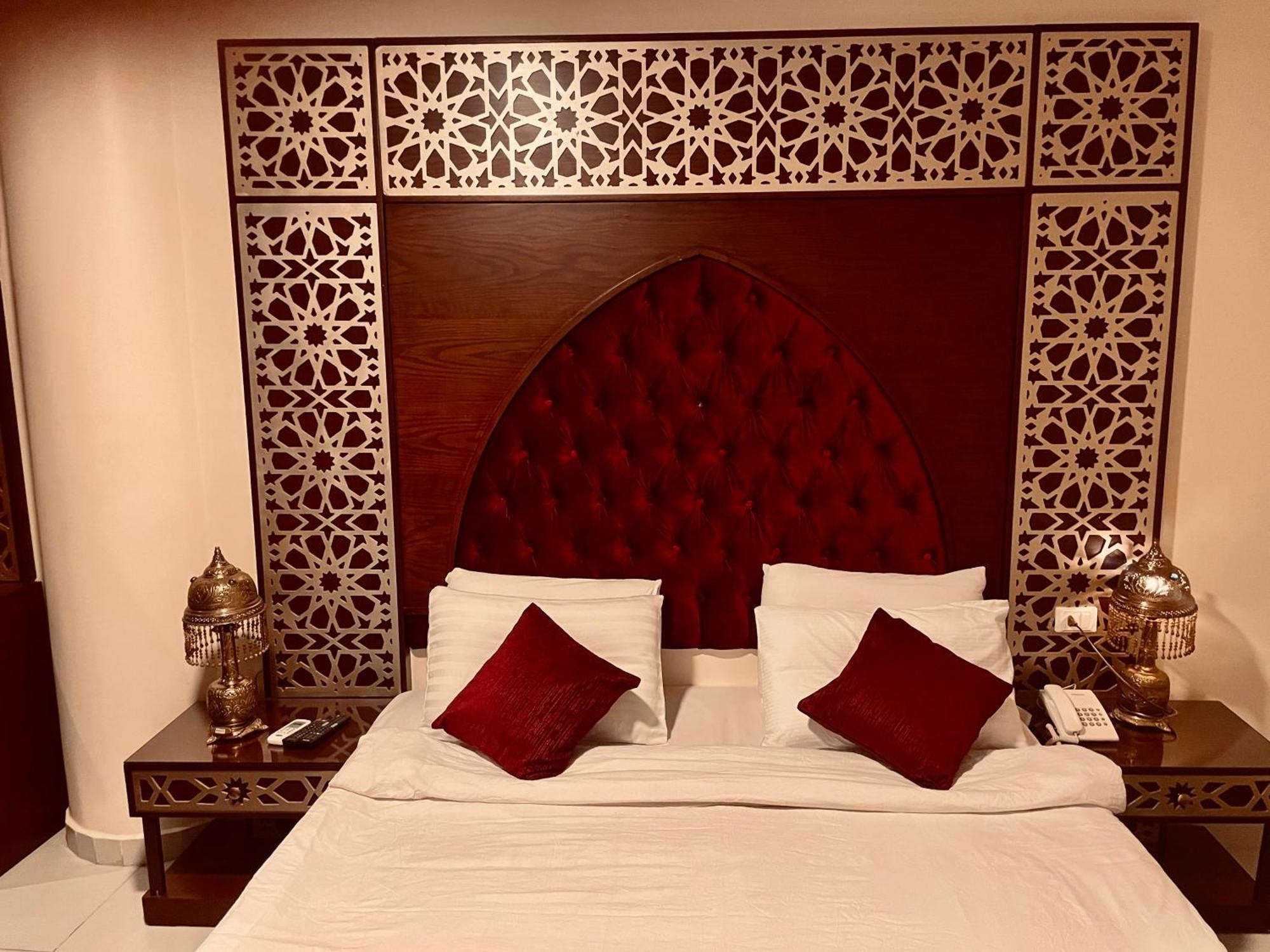 PYRAMIDS TOWER Inn Nazlet el-Sisi Bagian luar foto