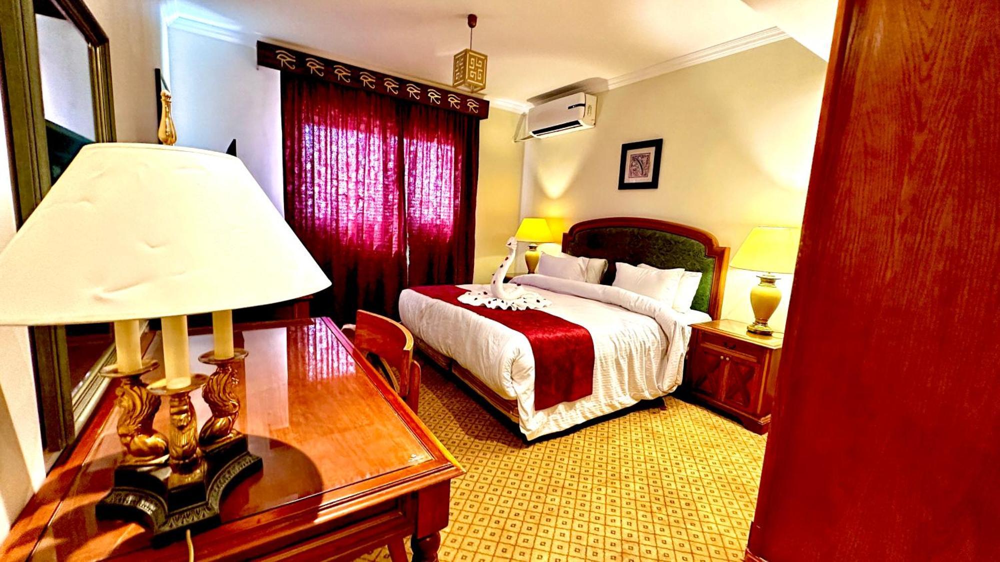 PYRAMIDS TOWER Inn Nazlet el-Sisi Bagian luar foto