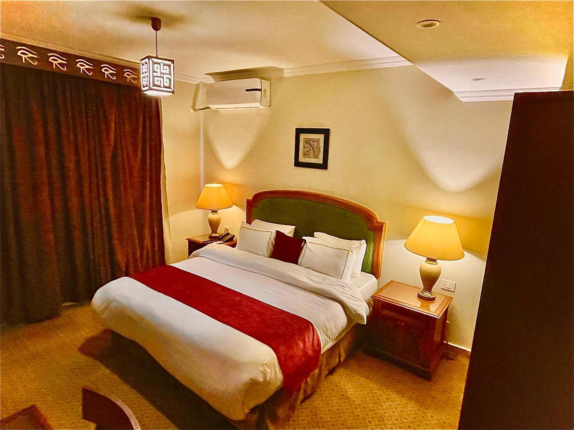 PYRAMIDS TOWER Inn Nazlet el-Sisi Bagian luar foto