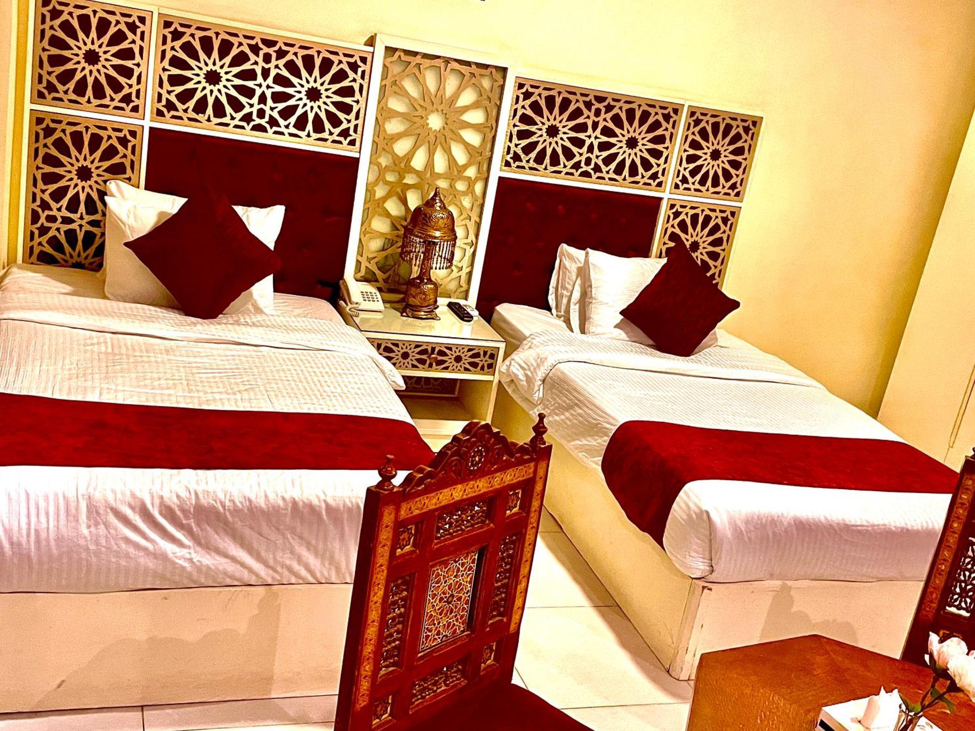 PYRAMIDS TOWER Inn Nazlet el-Sisi Bagian luar foto