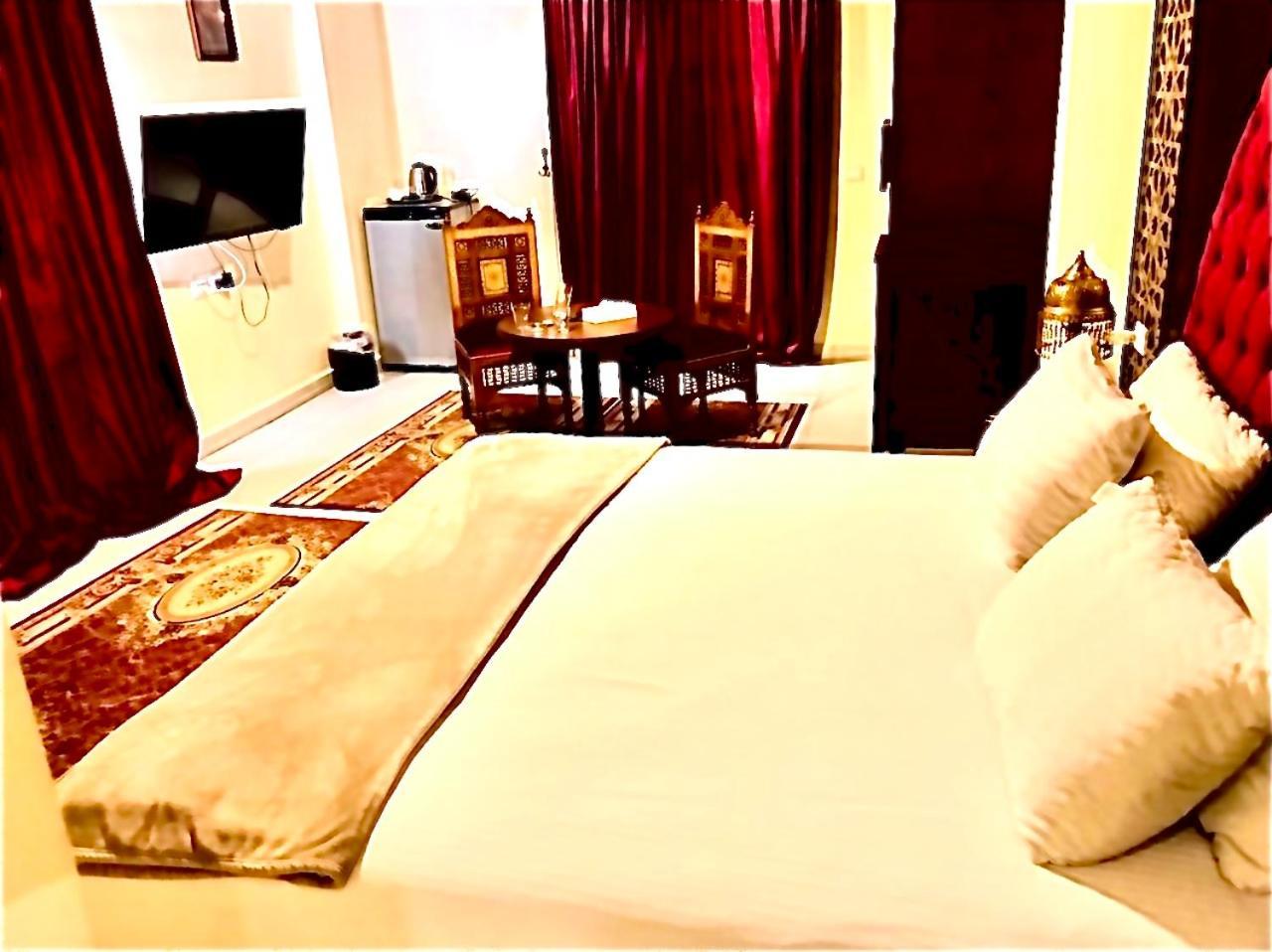 PYRAMIDS TOWER Inn Nazlet el-Sisi Bagian luar foto