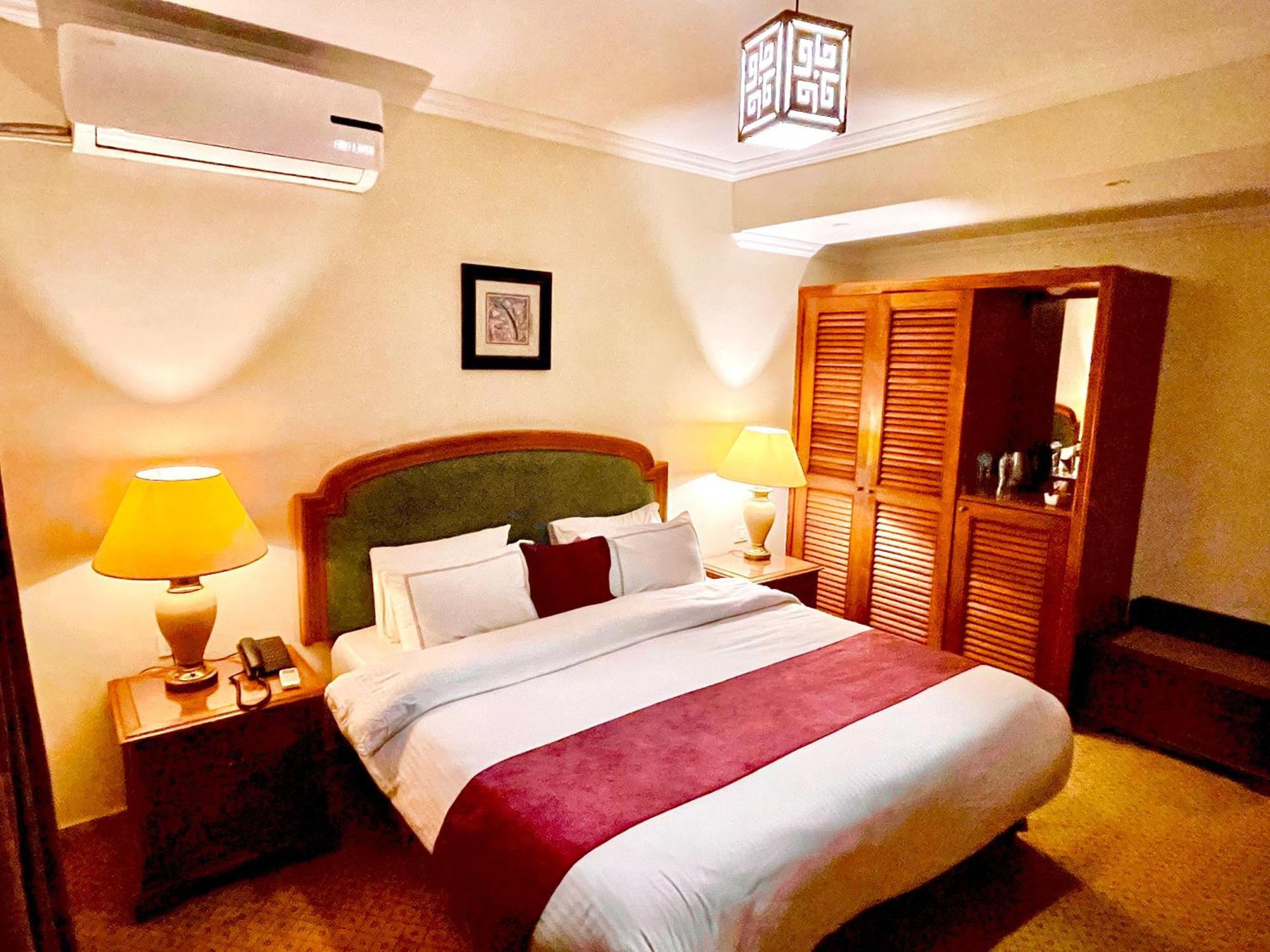 PYRAMIDS TOWER Inn Nazlet el-Sisi Bagian luar foto