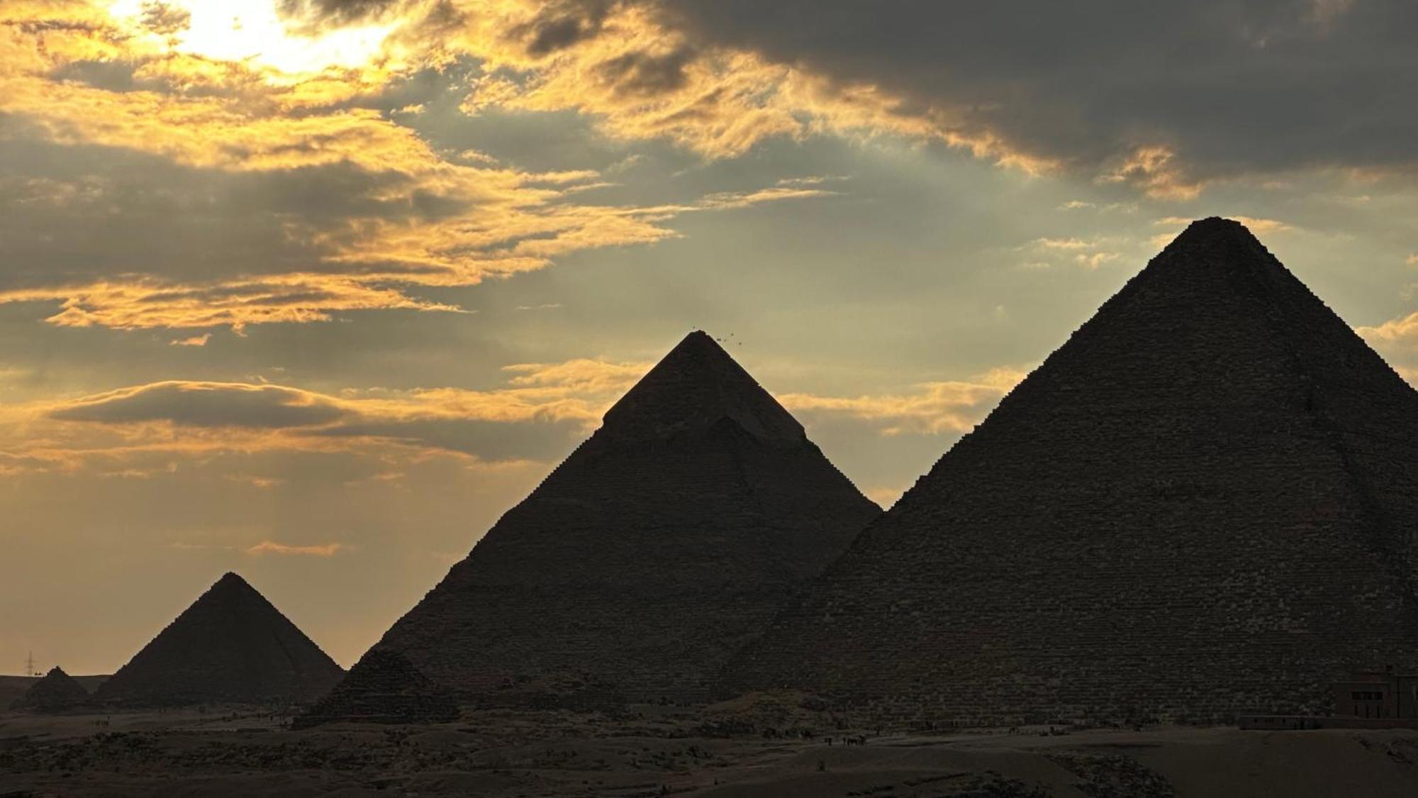 PYRAMIDS TOWER Inn Nazlet el-Sisi Bagian luar foto