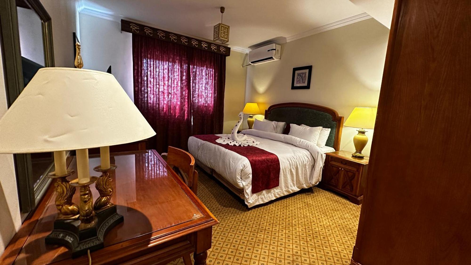 PYRAMIDS TOWER Inn Nazlet el-Sisi Bagian luar foto