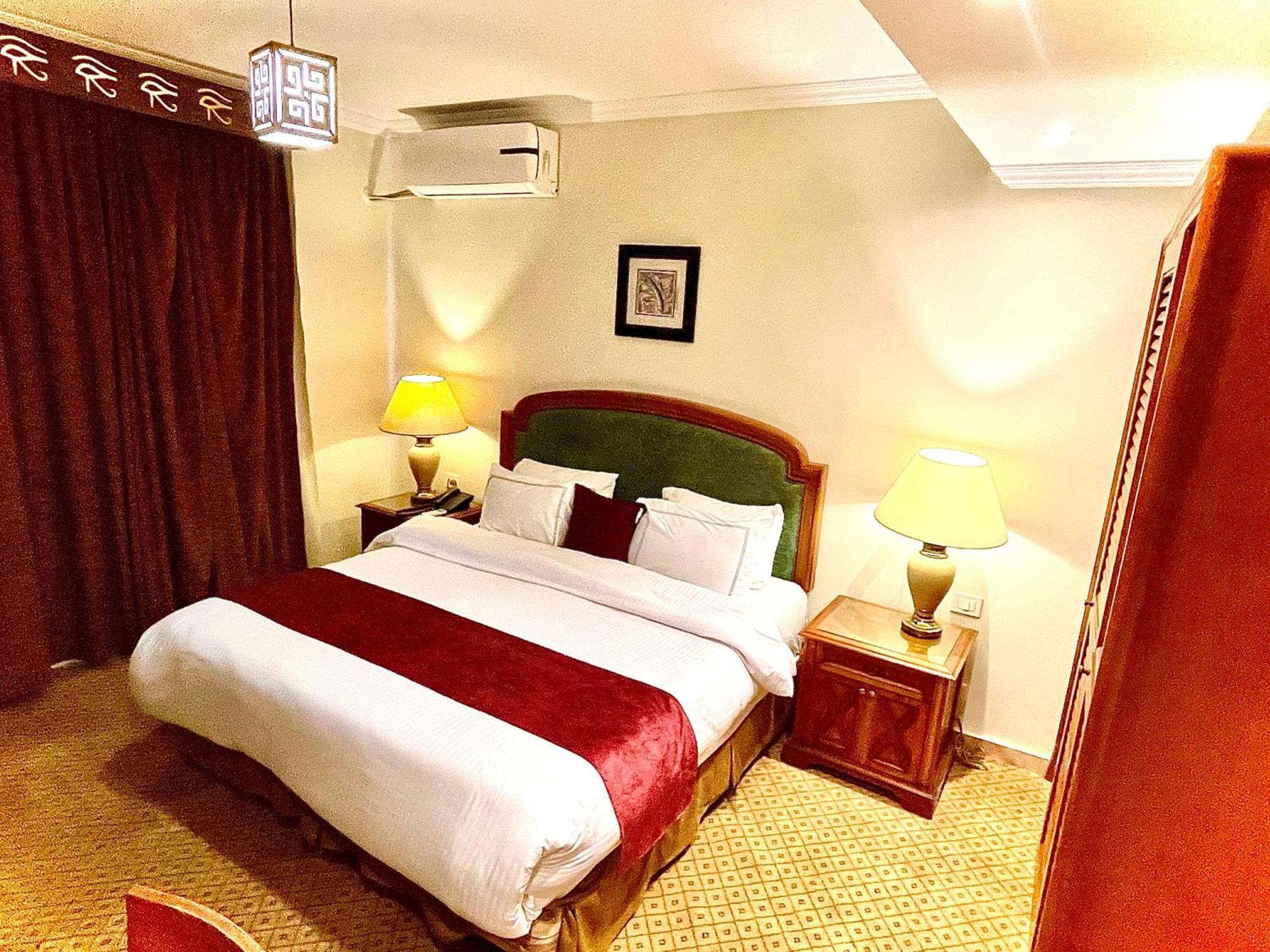 PYRAMIDS TOWER Inn Nazlet el-Sisi Bagian luar foto