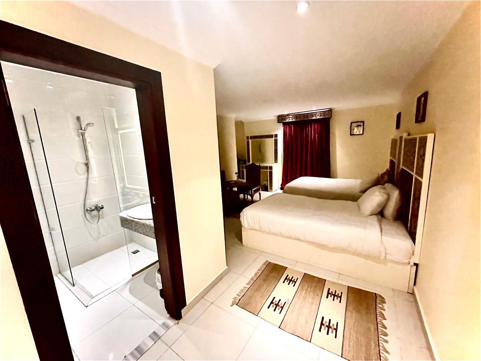 PYRAMIDS TOWER Inn Nazlet el-Sisi Bagian luar foto