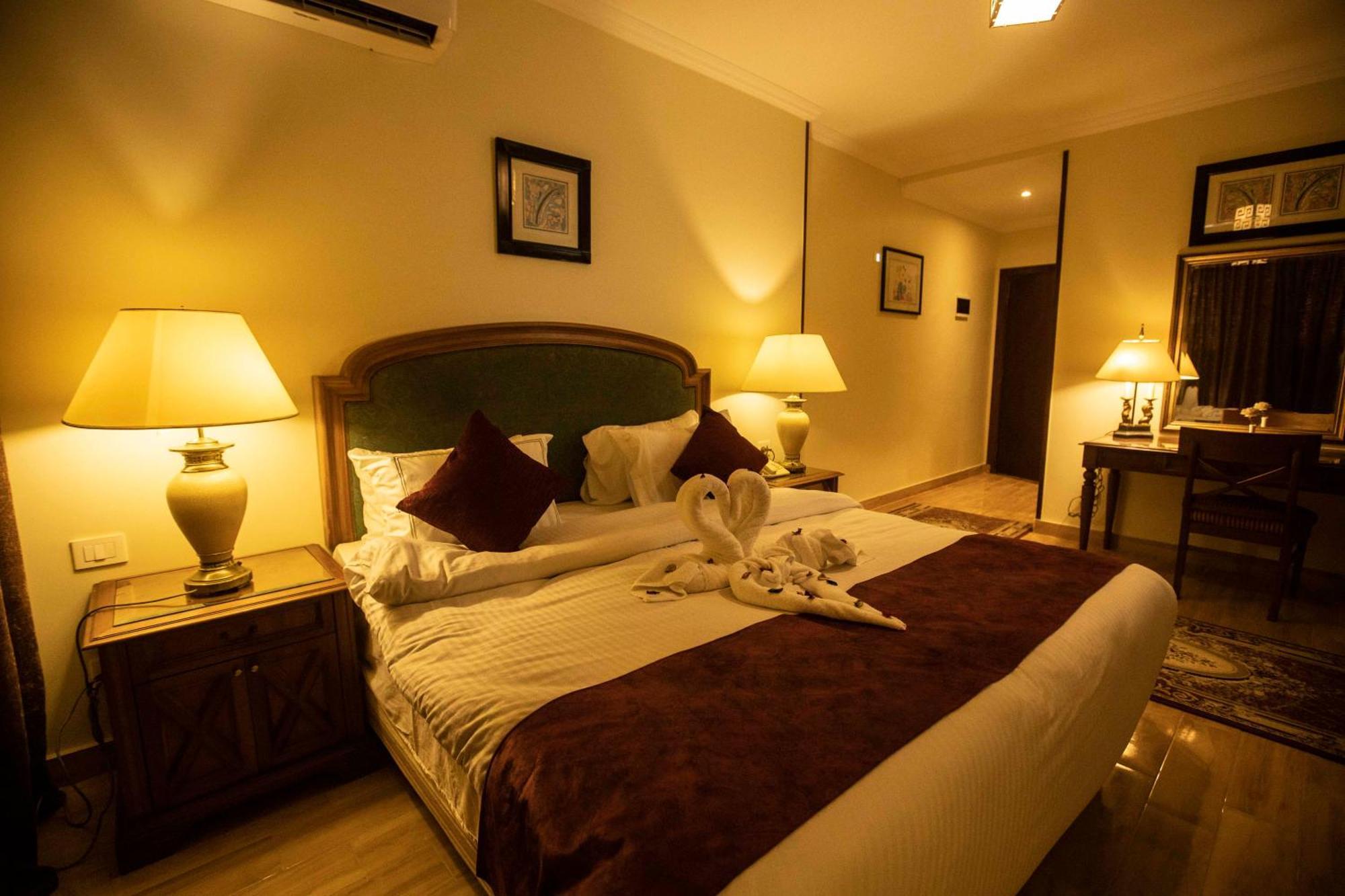 PYRAMIDS TOWER Inn Nazlet el-Sisi Bagian luar foto