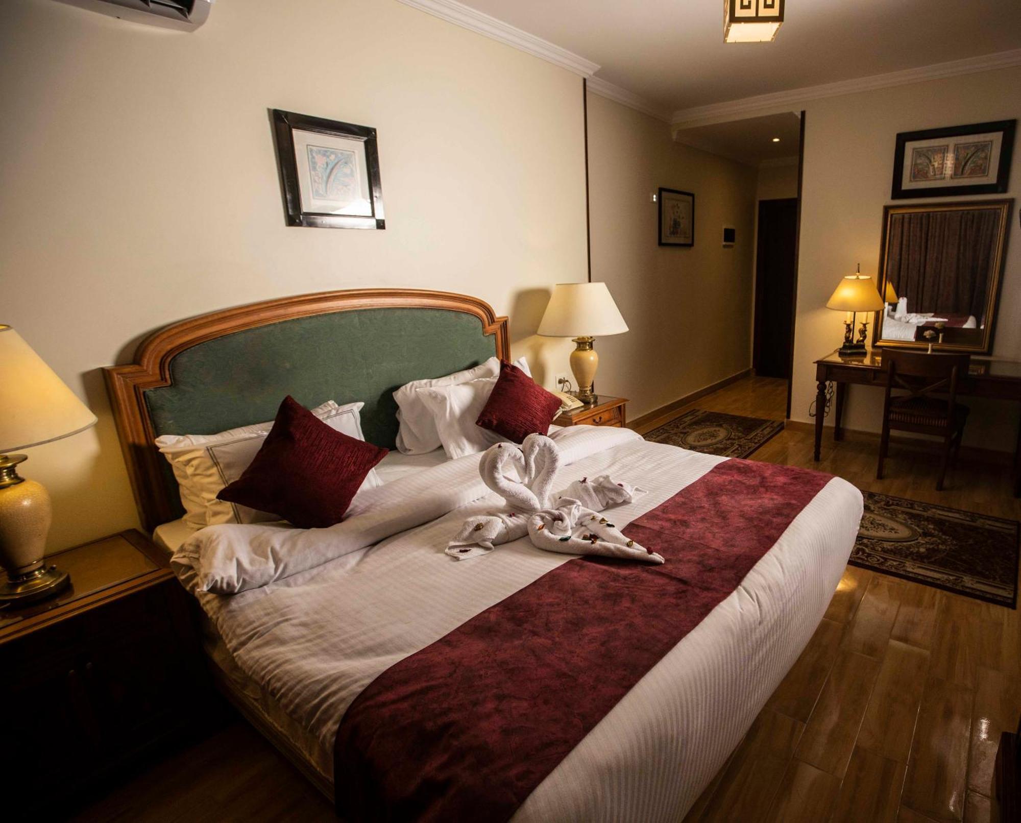 PYRAMIDS TOWER Inn Nazlet el-Sisi Bagian luar foto