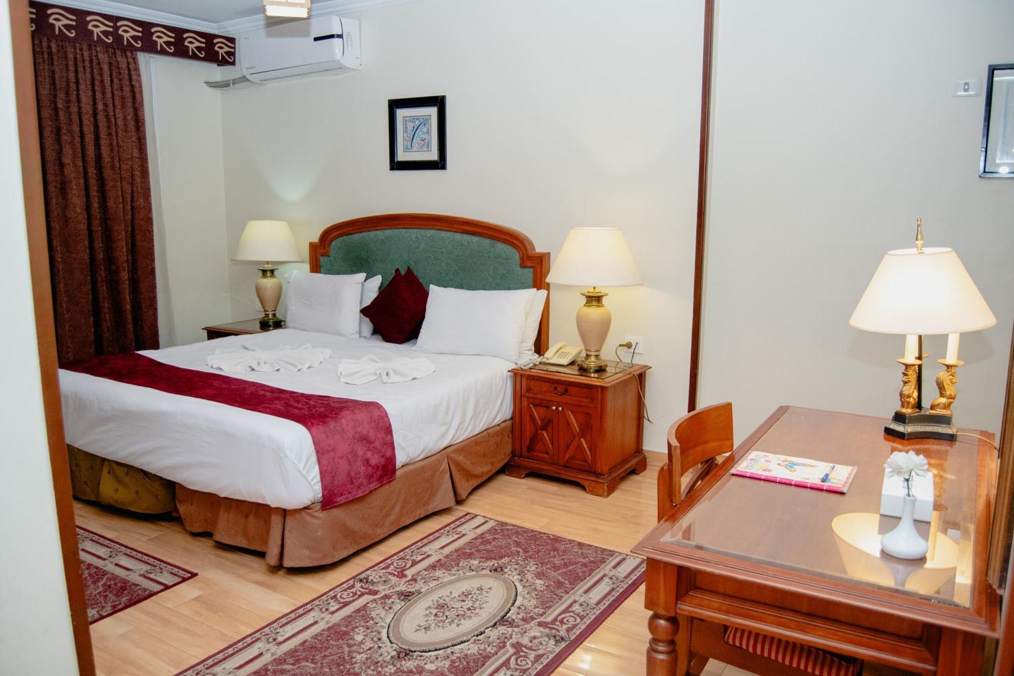 PYRAMIDS TOWER Inn Nazlet el-Sisi Bagian luar foto