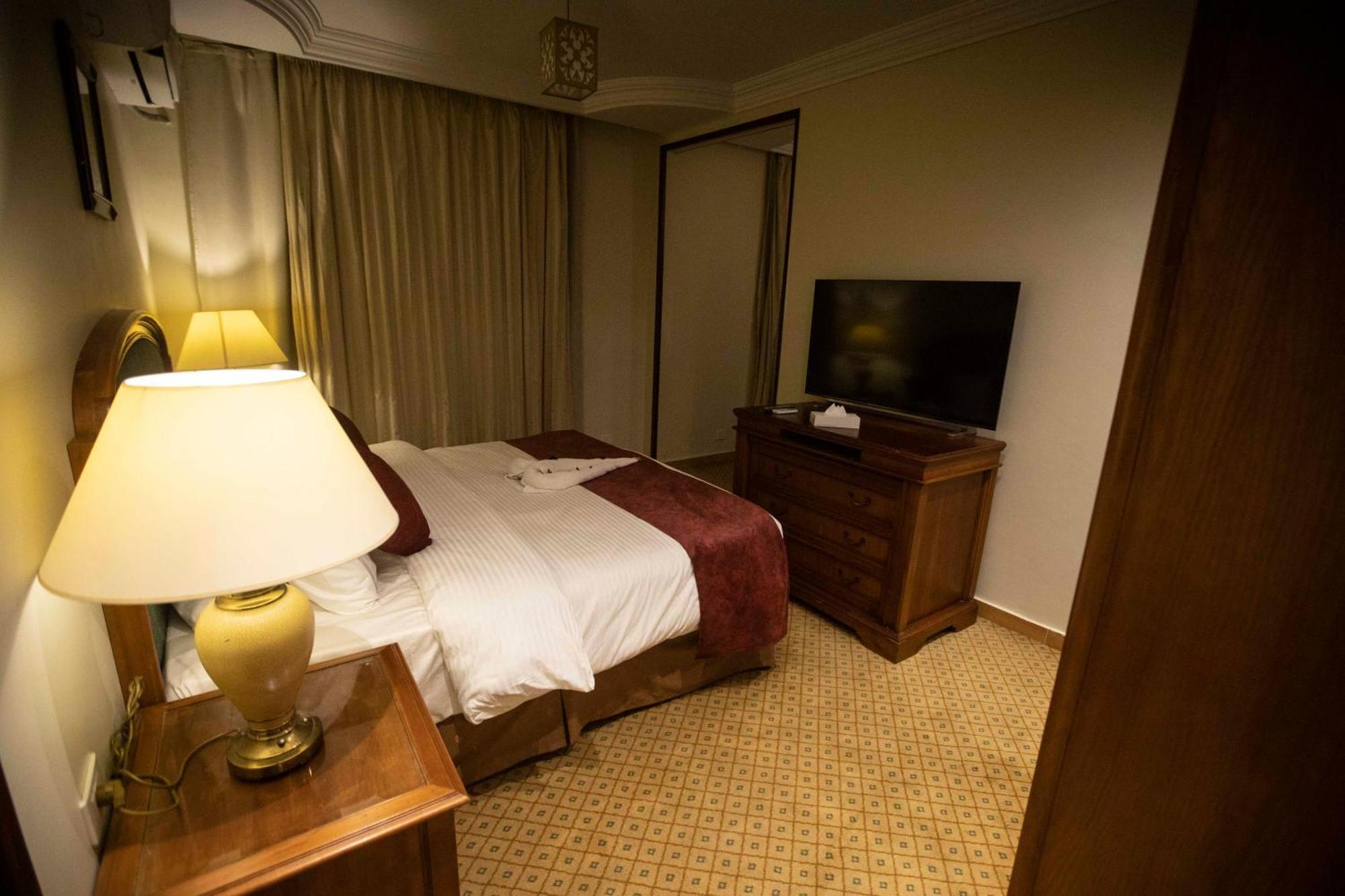PYRAMIDS TOWER Inn Nazlet el-Sisi Bagian luar foto