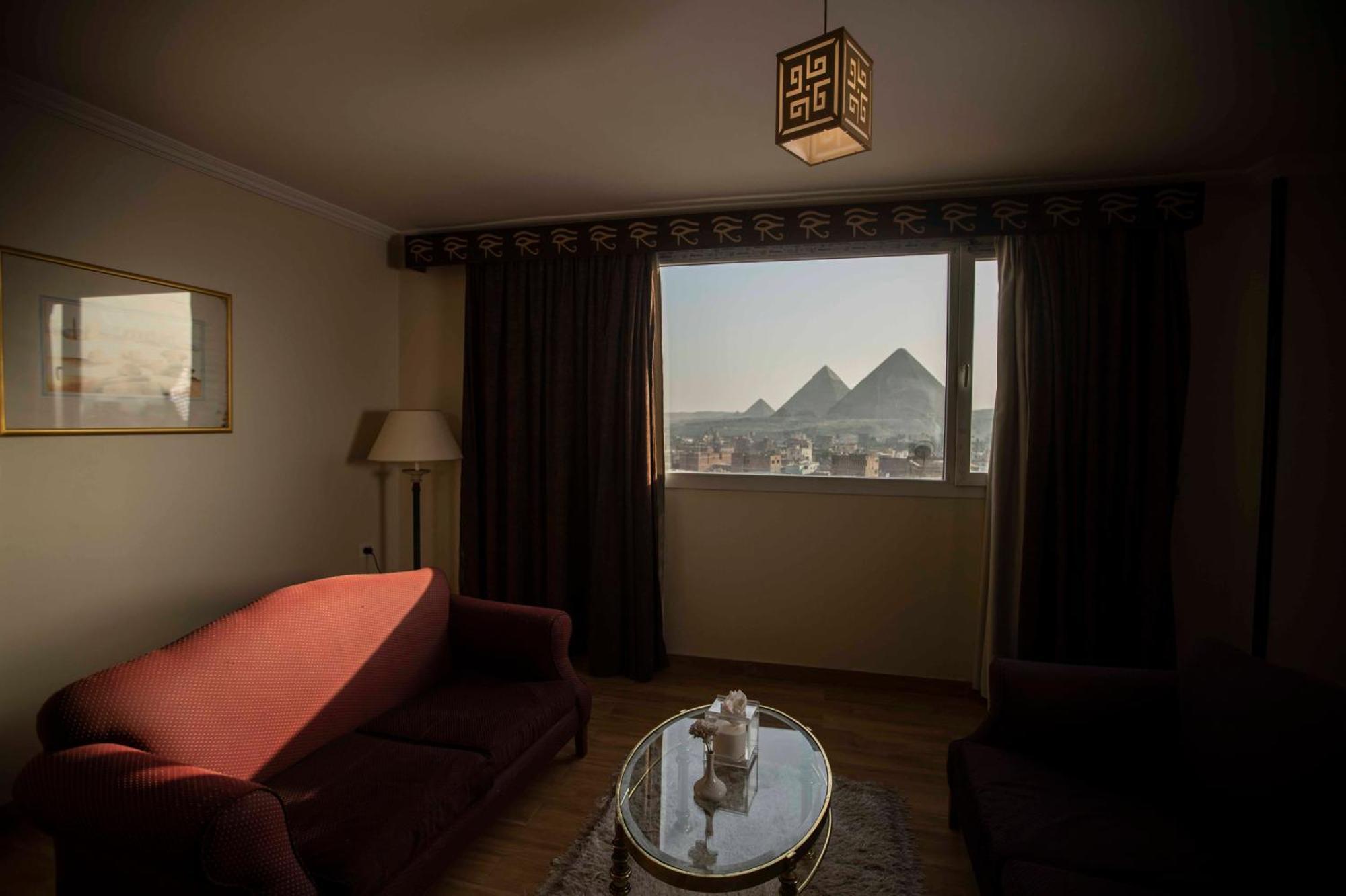 PYRAMIDS TOWER Inn Nazlet el-Sisi Bagian luar foto